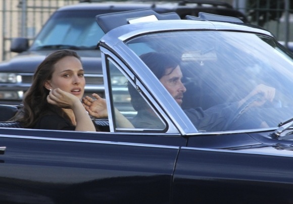 Natalie-Portman-and-Christian-Bale-Film-Knight-of-Cups-4-580x435