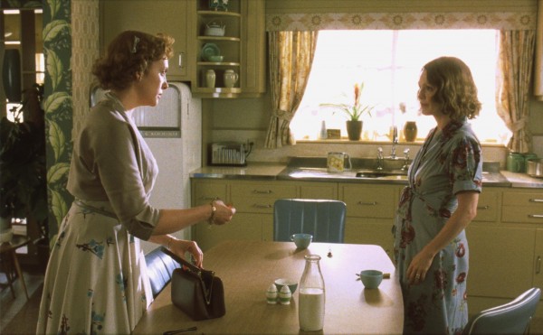 still-of-julianne-moore-and-toni-collette-in-timmarna-(2002)-large-picture